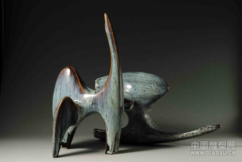 尹一鹏先生雕塑作品 1_动物世界 50年代,他从中南美专(现广州美术学院)雕塑专业毕业,分配到江西省景德镇陶瓷学院任教。他性情耿直,国家不重视雕塑,把雕塑专业当做私生子,就为这句话,被划分为右派言论,留团查看,下放学校农场劳动。之后文革开始,学校关闭,分配景德镇雕塑瓷厂陶瓷创作室工作,一干就是10年。文革结束后,我们带着三个孩子回到了学院。