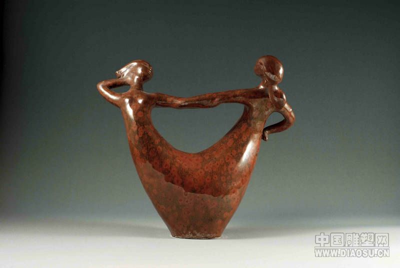尹一鹏先生雕塑作品 1_动物世界 50年代,他从中南美专(现广州美术学院)雕塑专业毕业,分配到江西省景德镇陶瓷学院任教。他性情耿直,国家不重视雕塑,把雕塑专业当做私生子,就为这句话,被划分为右派言论,留团查看,下放学校农场劳动。之后文革开始,学校关闭,分配景德镇雕塑瓷厂陶瓷创作室工作,一干就是10年。文革结束后,我们带着三个孩子回到了学院。