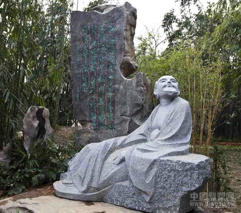 尹一鹏先生雕塑作品 1_动物世界 50年代,他从中南美专(现广州美术学院)雕塑专业毕业,分配到江西省景德镇陶瓷学院任教。他性情耿直,国家不重视雕塑,把雕塑专业当做私生子,就为这句话,被划分为右派言论,留团查看,下放学校农场劳动。之后文革开始,学校关闭,分配景德镇雕塑瓷厂陶瓷创作室工作,一干就是10年。文革结束后,我们带着三个孩子回到了学院。