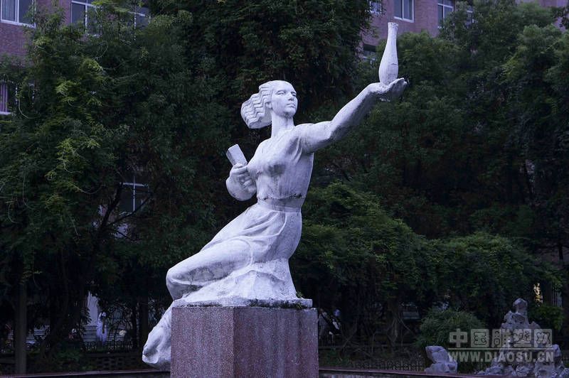 50年代,他从中南美专(现广州美术学院)雕塑专业毕业,分配到江西省景德镇陶瓷学院任教。他性情耿直,国家不重视雕塑,把雕塑专业当做私生子,就为这句话,被划分为右派言论,留团查看,下放学校农场劳动。之后文革开始,学校关闭,分配景德镇雕塑瓷厂陶瓷创作室工作,一干就是10年。文革结束后,我们带着三个孩子回到了学院。
